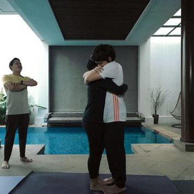 Gerakan yoga ini juga mengajarkan pasangan agar terkoneksi dan memahami satu-sama lain lewat detak jantung. Connection of love untuk menguatkan hubungan dalam berumah tangga yang harmonis dan bahagia, ujar Fajar. (Foto: YouTube/Atta Halilintar)