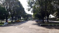 Area parkir juga sepi oleh kendaraan.
