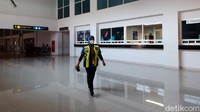 Hanya petugas yang terlihat beraktivitas di bandara tersebut.