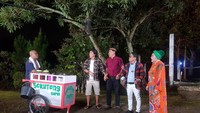 Hal tersebut dibenarkan oleh sang manajer, Doli. Kini kadar gulanya sudah mulai turun tetapi Sapri masih terbaring lemah di ruang ICU. Foto: Instagram @sapri_pantun