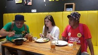 Selain kebba, Sapri juga memiliki bisnis kuline berupa bubur ayam. Tak jauh berbeda dari biasanya, bubur ayam milik Sapri itu juga dijajakan di gerobak. Foto: Instagram @sapri_pantun