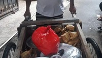 Gaya Sapri di Instagramnya memang selalu menarik perhatian. Termasuk juga gayanya saat mengakut ketupat dan sayur dalam panci menggunakan gerobak. Foto: Instagram @sapri_pantun