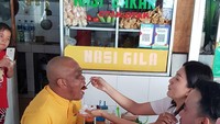 Sapri juga memiliki hubungan yang dekat dengan rekan sesama artis, salah satunya Ruben Onsu. Nah, ini adalah momen kebersamaan Sapri, Ruben Onsu dan Sarwenda saat makan pecel ayam dan bakso. Foto: Instagram @sapri_pantun