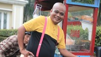 Sapri Pantun atau dikenal juga Sapri Pesbuker kini tengah terbaring lemah di ruang ICU. Pria yang akrab disapa Bang Sapri itu mengalami hiperglukoma atau kelebihan gula darah. Foto: Instagram @sapri_pantun