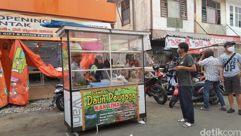 Berburu takjil ke Jalan Garuda Teater