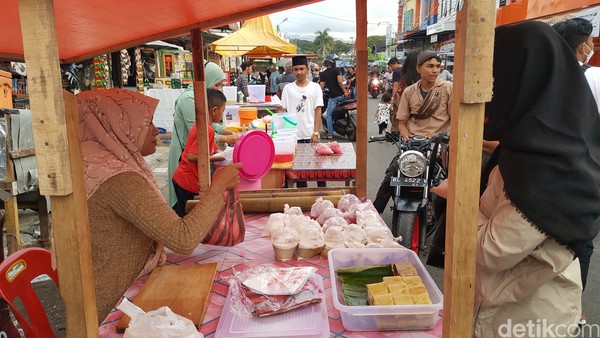 Selama Ramadhan ada beberapa titik yang menjadi pasar takjil di Banda Aceh. Salah satunya adalah di Jalan Garuda Teater.
