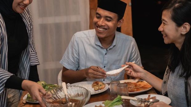 Bolehkah Meneruskan Makan Sahur Saat Azan Subuh Sudah Terdengar?