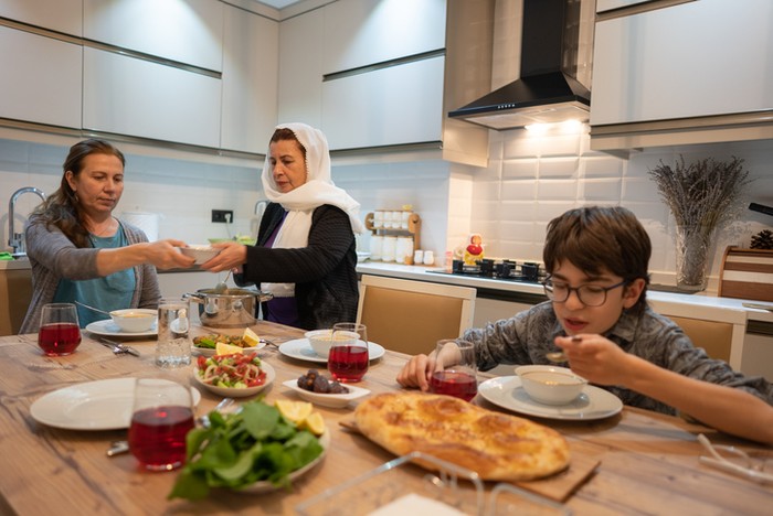 Bolehkah Meneruskan Makan Sahur Saat Azan Subuh Sudah Terdengar? Bolehkah Meneruskan Makan Sahur Saat Azan Subuh Sudah Terdengar?