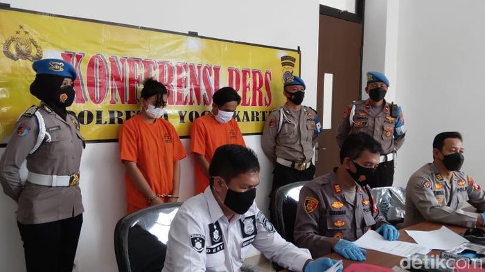 Dua muncikari prostitusi online anak saat rilis di Mapolsek Gondokusuman, Kamis (6/4.2021)