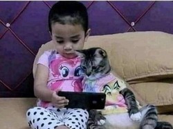 Foto: Viral Bikin Gemas Aksi Bocil & Kucingnya, Main HP Sampai Ngaji Bareng