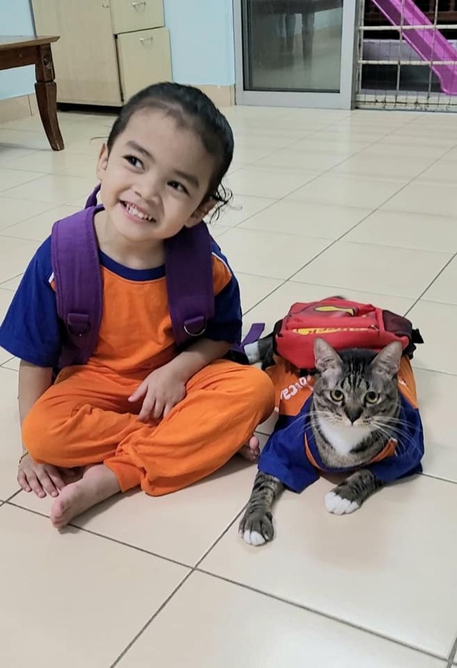 Saat mau pergi ke sekolah pun keduanya tampak kompak mengenakan seragam beserta tas sekolah. Bagaimana menurutmu penampilan keduanya? Foto: Facebook/@pipiandfriend