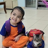 Saat mau pergi ke sekolah pun keduanya tampak kompak mengenakan seragam beserta tas sekolah. Bagaimana menurutmu penampilan keduanya? Foto: Facebook/@pipiandfriend