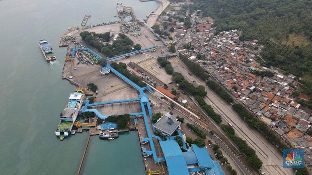 Foto udara suasana sepi di Pelabuhan Merak, Banten, Kamis (6/5/2021). Pelabuhan Merak sejak Kamis (6/6) hingga 17 mei 2021 menghentikan pelayanan penyeberangan bagi pemudik dan hanya melayani penyeberangan untuk distribusi logistik atau kebutuhan pokok serta penumpang yang berizin khusus sebagai upaya mengantisipasi risiko peningkatan kasus penularan COVID-19 saat Hari Raya Idul Fitri 1442 H. (CNBC Indonesia/ Andrean Kristianto)