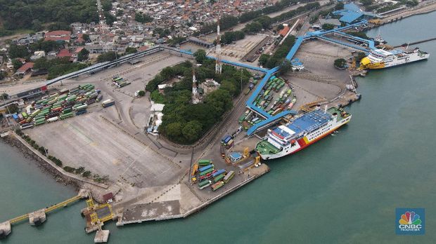Foto Udara Pelabuhan Merak Ditutup Untuk Pemudik Foto udara suasana sepi di Pelabuhan Merak, Banten, Kamis (6/5/2021). Pelabuhan Merak sejak Kamis (6/6) hingga 17 mei 2021 menghentikan pelayanan penyeberangan bagi pemudik dan hanya melayani penyeberangan untuk distribusi logistik atau kebutuhan pokok serta penumpang yang berizin khusus sebagai upaya mengantisipasi risiko peningkatan kasus penularan COVID-19 saat Hari Raya Idul Fitri 1442 H. (CNBC Indonesia/ Andrean Kristianto)