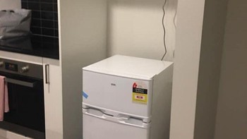 Salah ukur tinggi kulkas, tapi terlanjur beli. Foto: Brightside