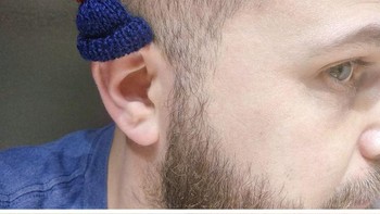 Topi wollnya cuma muat di kuping. Keterlaluan! Foto: Brightside