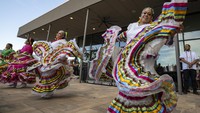 Penari folklorico dari grup Viva Mexico menari saat perayaan Cinco de Mayo di Odessa Marriott Hotel and Convention Center, Odessa, Texas, Rabu (5/5/2021) waktu setempat.  