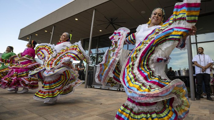 Gemulai Penari Meksiko di Festival Cinco de Mayo Members of the Folklorico dance group Viva Mexico line up as they prepare to bow following their performance for the attendees of a Cinco de Mayo celebration hosted by the Odessa Hispanic Chamber of Commerce at the Odessa Marriott Hotel and Convention Center, Wednesday, May 5, 2021, in Odessa, Texas. (Eli Hartman/Odessa American via AP)