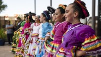 Orang-orang keturunan Meksiko-Amerika atau Hispanik yang tinggal di luar Meksiko menandai peringatan tersebut dengan membuat parade, pesta, music mariachi, tarian rakyat Meksiko, dan makanan tradisional (misalnya tacos).   