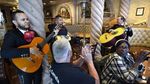 Gemulai Penari Meksiko di Festival Cinco de Mayo