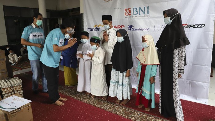 Gowes peduli anak yatim Gowes Berbagi: Perwakilan Jurnalis Kayuh Indonesia (JKI) dan Journalis MTB menyerahkan donasi kepada 53 Anak Yatim dan Dhuafa di Pesantren Yatim dan Dhuafa Shabilul Mukminin, Kamis (6/4). Jurnalis Kayuh Indonesia (JKI) bersama dengan Komunitas sepeda Jurnalis Mountain Bike (JMTB) memberikan donasi berupa uang tunai dan sembako yang merupakan agenda rutin dan bentuk kepedulian sosial kepada masyarakat di masa pandemi covid-19. Dok. JKI