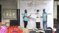 Jurnalis Kayuh Indonesia bersama dengan Komunitas sepeda Jurnalis Mountain Bike memberikan donasi berupa uang tunai dan sembako. Dok.Jurnalis Kayuh Indonesia
