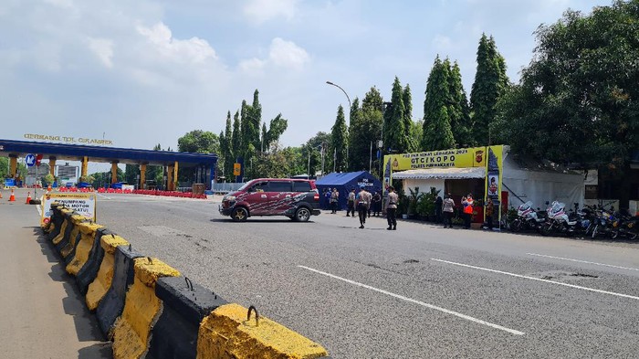 Penyekatan kendaraan setelah keluar GT Cikopo, Purwakarta.