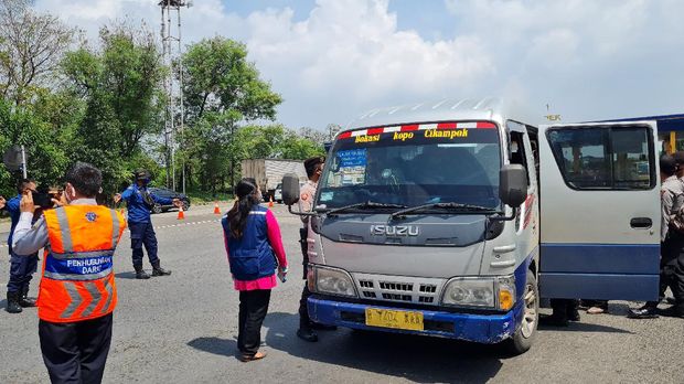 Penyekatan kendaraan setelah keluar GT Cikopo, Purwakarta.