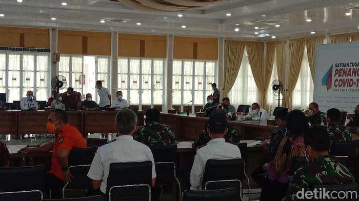 Gubernur Sumut Edy Rahmayadi memimpin rapat koordinasi penanganan virus Corona.