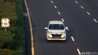 Tidak ada antrean kendaraan dan para pengguna dapat keluar pintu tol dengan lancar.