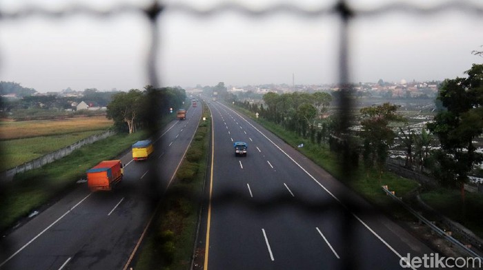 Arus lalu lintas di exit Tol Cileunyi, Kabupaten Bandung, Jawa Barat terpantau lengang di hari pertama larangan mudik.