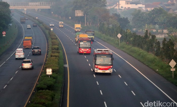 Arus lalu lintas di exit Tol Cileunyi, Kabupaten Bandung, Jawa Barat terpantau lengang di hari pertama larangan mudik.