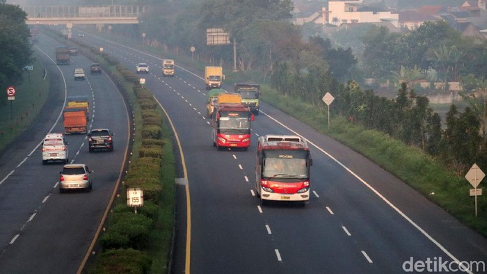 Hari Pertama Larangan Mudik, Exit Tol Cileunyi Ramai Lancar Arus lalu lintas di exit Tol Cileunyi, Kabupaten Bandung, Jawa Barat terpantau lengang di hari pertama larangan mudik.