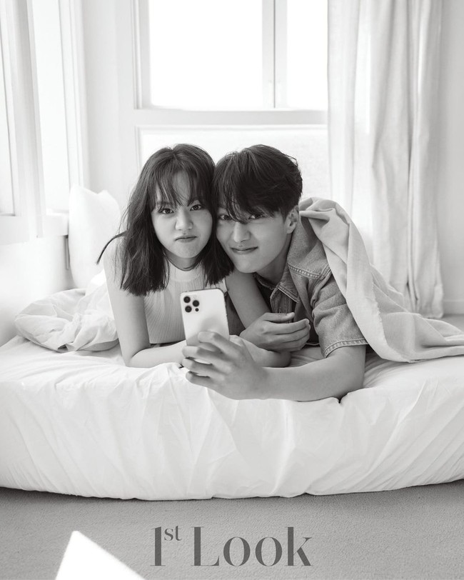 Hyeri dan Jang Ki Yong tampak serasi dalam pemotretan majalah 1st Look. Keduanya pamer kemesraan sebelum drama Korea My Roommate Is A Gumiho tayang. Foto: dok. 1st Look