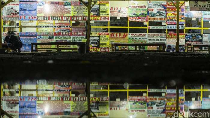 Ikuti Aturan, Terminal Pondok Pinang Langsung 'Mati Suri' Begini suasana Terminal Pondok Pinang, Jakarta, Rabu (5/5/2021) malam. Adanya larangan mudik mulai 6 hingga 17 Mei 2021 membuat pelayanan bus di terminal ini langsung