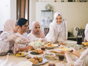 7 Cara Sehat Menyantap Hidangan Lebaran, Cegah Naik Berat Badan