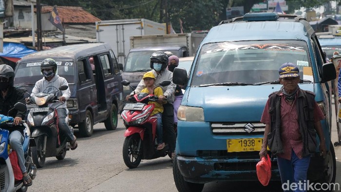 Jalanan di dekat Pasar Parung, Kabupaten Bogor, Jawa Barat, terpantau macet. Kemacetan dikarenakan volume kendaraan dan angkot yang ngetem.