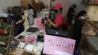 Pekerja tengah melayani pelanggan, di gerai donut Tomaple, di kawasan Radio Dalam, Jakarta. Tiap donat dibanderol Rp 10.000-12.000 dengan 15 rasa donut kentang. Nama Tomaple konon merujuk pada dua buah kesukaan sang pemilik yaitu Tomato and Apple. 