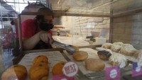 Salah satunya makanan donut kentang bisa jadi pilihan camilan untuk hari raya maupun berbuka puasa. Saat bulan Ramadhan  dan di masa pandemi covid-19, penjualan donut banyak diminati pelanggan. 