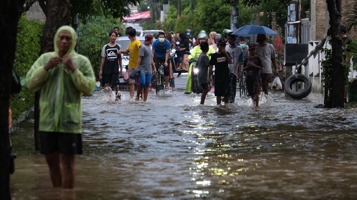 Jalanan Kompleks di Pamulang Terendam Imbas Hujan Deras (Foto: Andhika/detikcom)