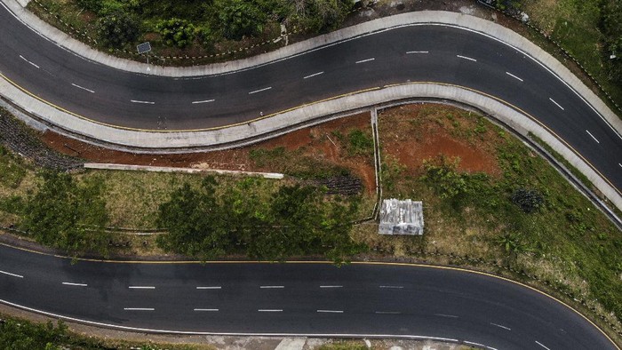 Foto udara jalur selatan Jawa dalam kondisi lengang pada hari pertama larangan mudik di Lingkar Gentong, Kabupaten Tasikmalaya, Jawa Barat, Kamis (6/5/2021). ANTARA FOTO/Adeng Bustomi/foc.