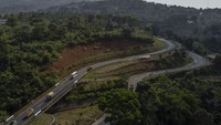 Jalur ini biasanya ramai pemudik di masa libur lebaran. Namun kini terpantau lengang akibat larangan mudik.  