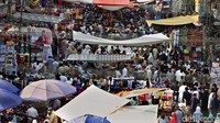 Ribuan orang memadati pasar di Rawalpindi tanpa jaga jarak jelang diberlakukannya pembatasan akhir pekan sampai Hari Raya Idul Fitri.