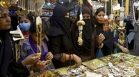 Belanja untuk keperluan IdulFitri mendatang yang menandai akhir bulan suci puasa Ramadhan setelah pemerintah mengumumkan pembatasan baru, di Rawalpindi, Pakistan.