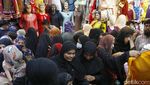 Jelang Lockdown Warga Pakistan Serbu Pasar