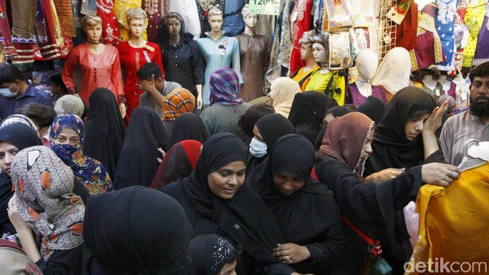 Jelang Lebaran Warga Pakistan Serbu Pasar Jelang Idul Fitri pasar di rawalpindi, paskistan diserbu pembeli sayangnya mereka tidak taat porokes. Liburan idul fitri mendatang pemerintah pakistan akan
memberlakukan Lockdown selam 9 har,i 8 mei hingga 16 mei untuk menahan laju wabah covid 19.
