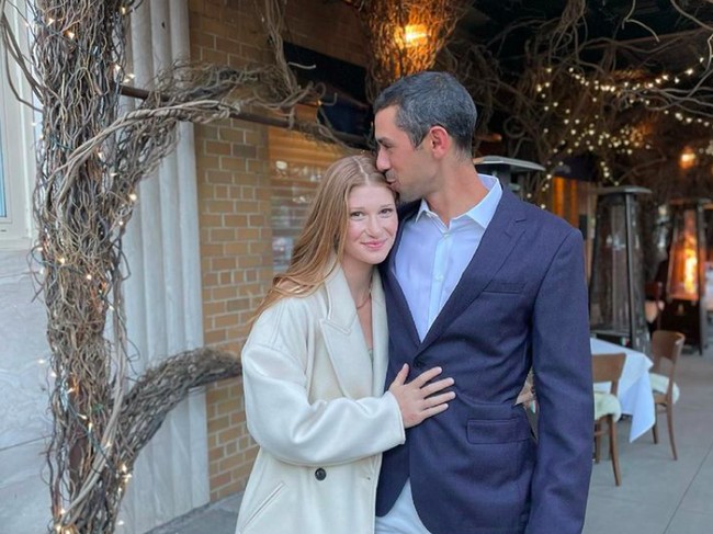 Jennifer Gates akan menikah dengan tunangannya, Nayel Nassar, akhir pekan ini. Laporan menyebutkan jika acara tersebut telah disiapkan dan akan digelar di daerah elite Westchester County, New York. Sumber mengatakan jika pernikahan putri sulung Bill Gates bakal dihadiri orang-orang penting. Foto: Instagram/@nayelnassar