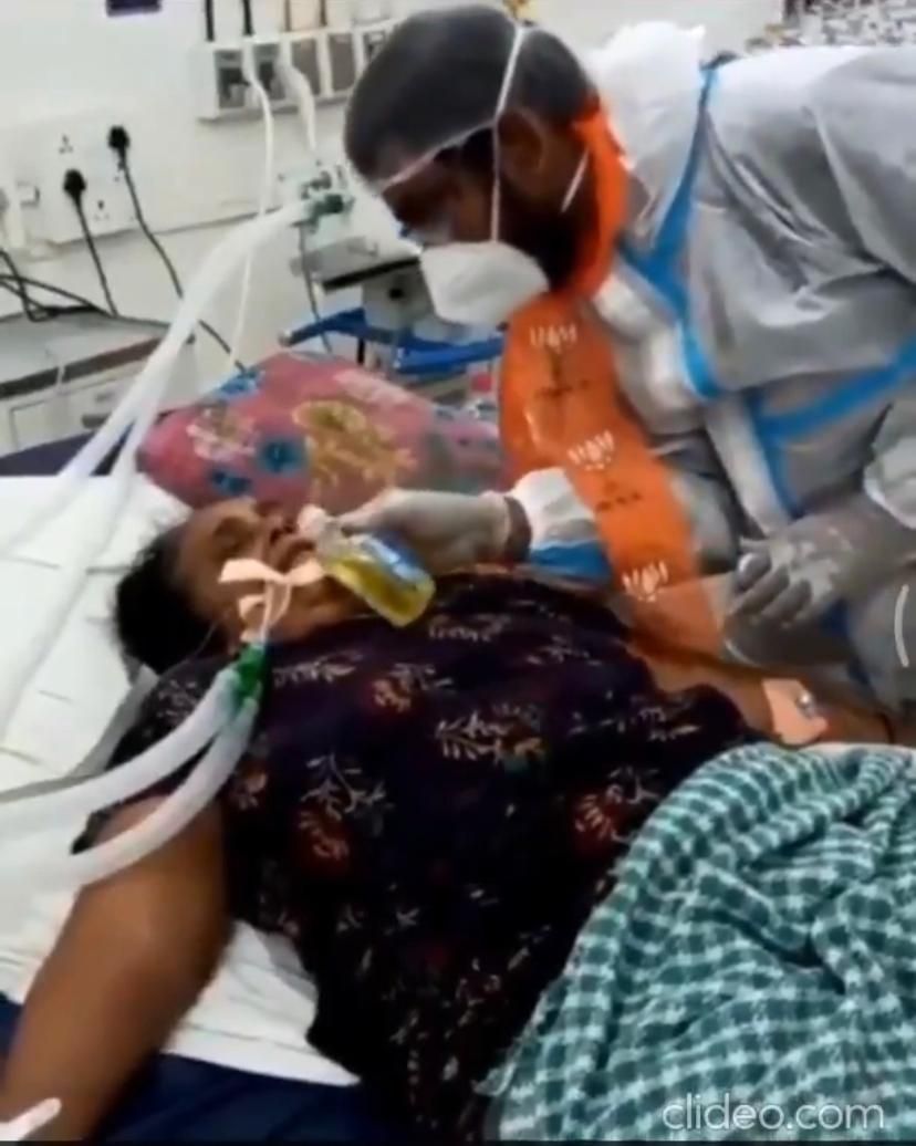 Kacau! Pria Ini Paksa Pasien COVID-19 di India Minum Air Kencing Sapi
