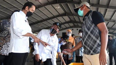 Ke Jatim, Jokowi Dialog Bareng Nelayan dan Tinjau Pabrik Perikanan