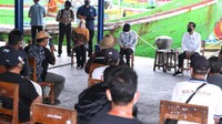 Jokowi bertemu dan berdialog langsung dengan para nelayan setempat untuk mengetahui kondisi para nelayan serta sektor perikanan di sana.